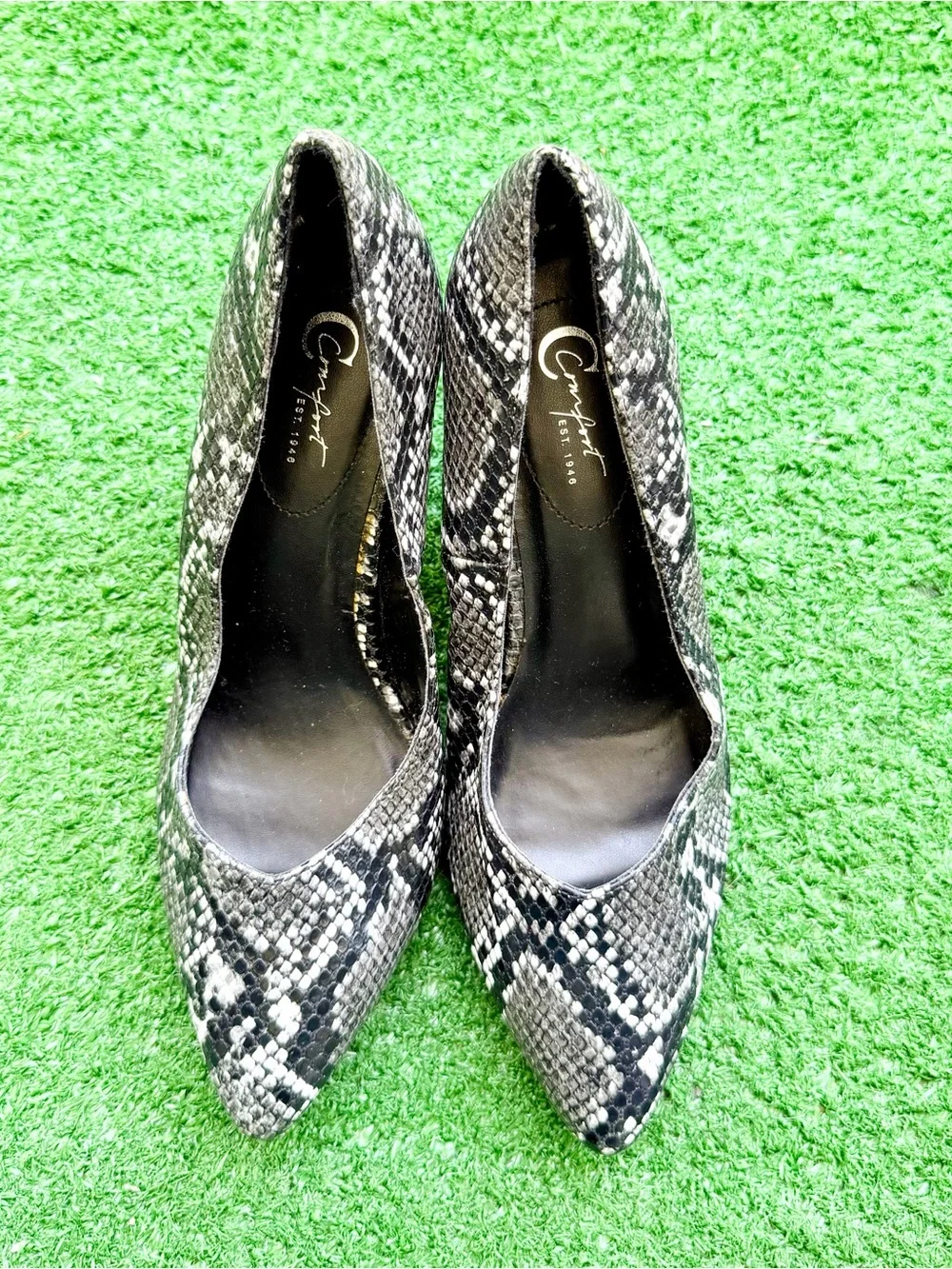 C. Comfort Est. 1946 Snakeskin Pointed Toe Pumps Women's US 7 Heeled Shoes